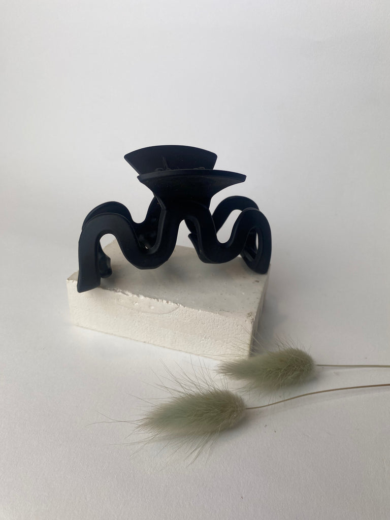 Black squiggle squiggle claw clip